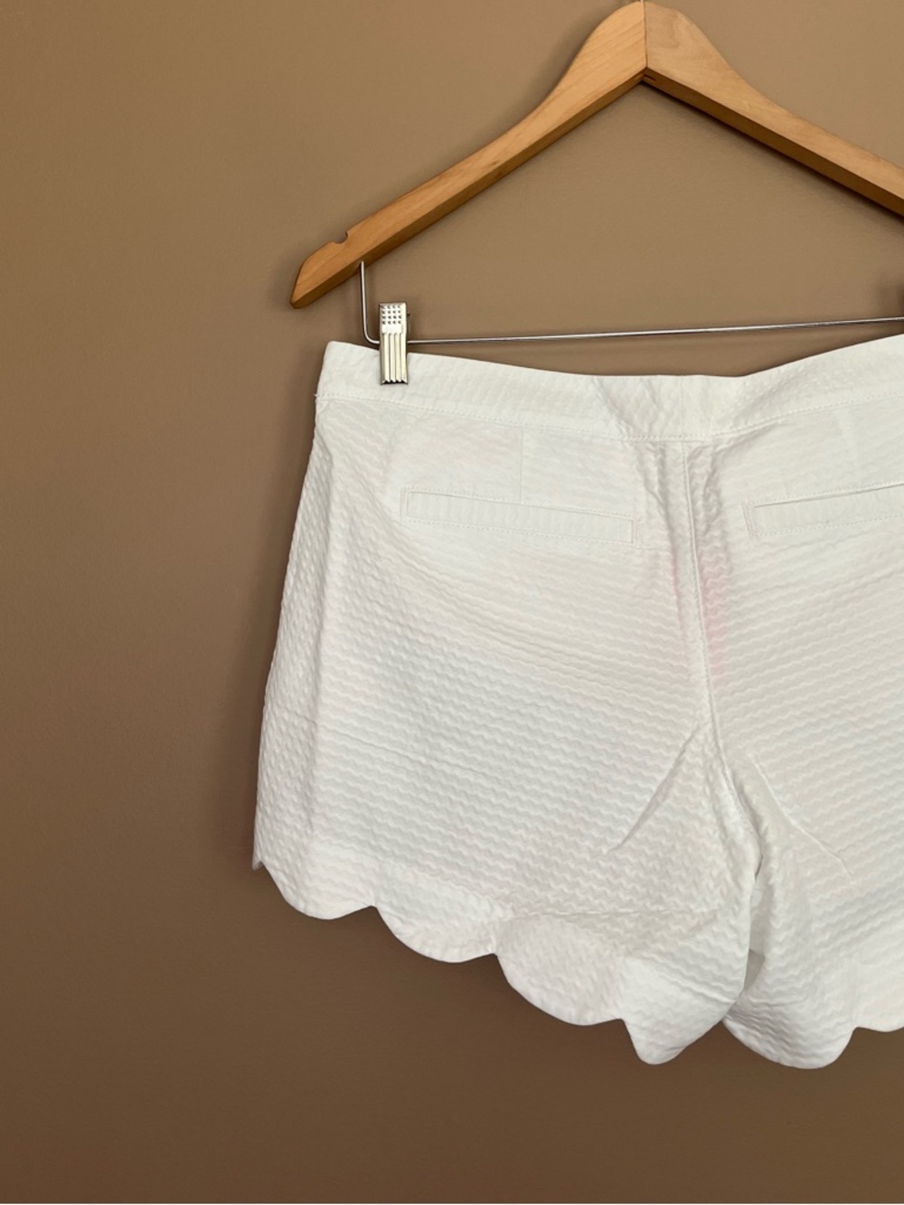 {Lilly Pulitzer} Buttercup Scallop Hem 5" Short in Resort White - Womens 6 - NWT - Picture 5 of 11